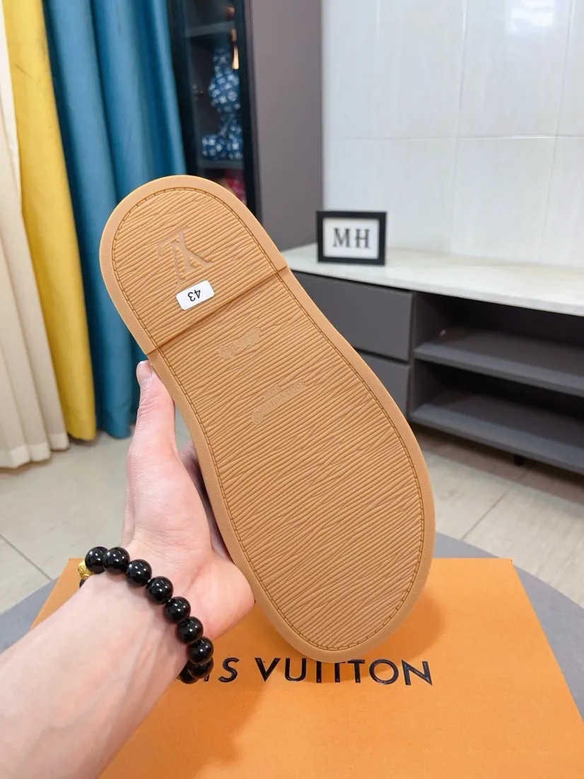 Ex-factory price 360🌹🌹 (lv-Louis Vuitton) New men's slippers, high-end boutique, exquisite embossed logo decoration on the upper, fine workmanship, super soft soles, casual, loose and comfortable, a must-have in summer! \nsize：38-44